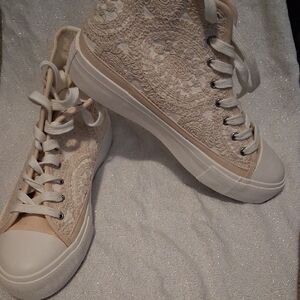1 Pair Of NWOT American EAGLE womens 9 CreaM LACE HIGH TOP
